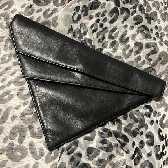 Rare Triangular Black Clutch Bag by Gianni Versace Couture 1980 - Picture 14 of 16